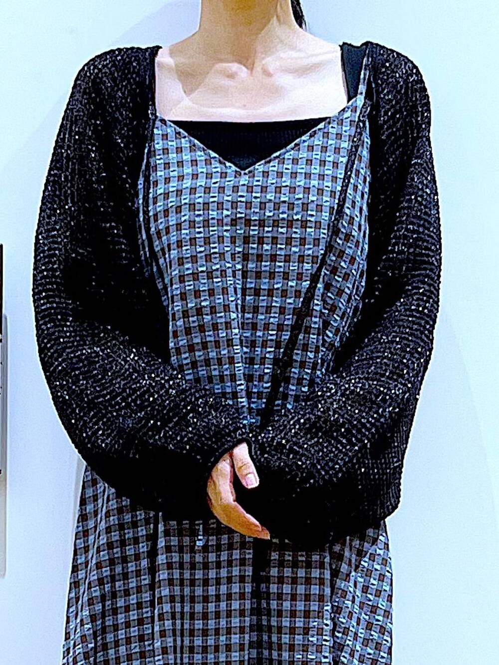 ブルー系のワンピース、ブラック系のカーディガン/ボレロ、その他のパンプスを着用したレディースの春コーディネートの7枚目の写真