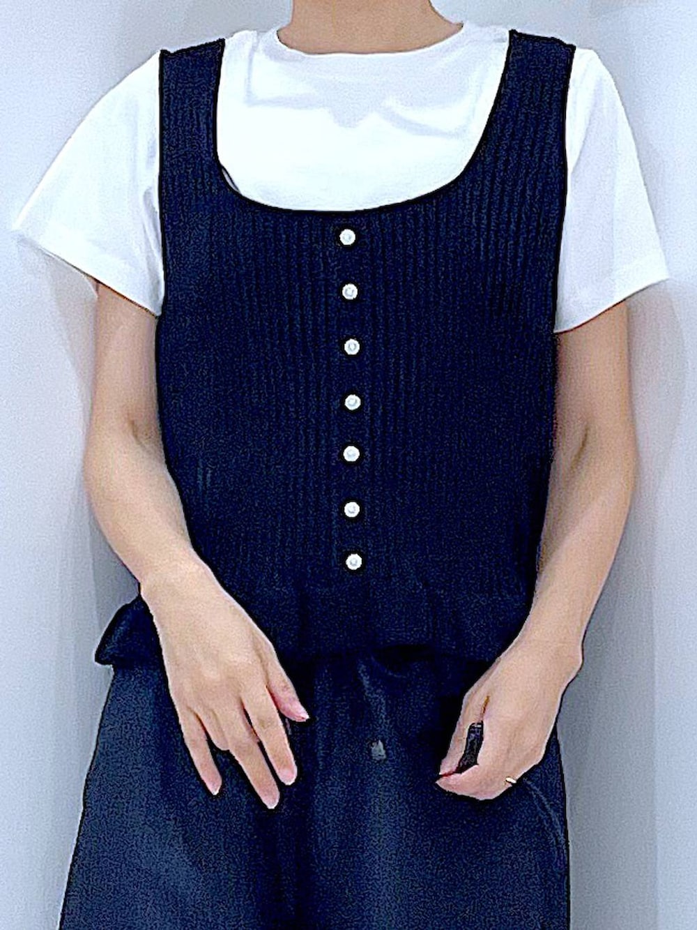 ブラック系のその他トップス、ホワイト系のTシャツ/カットソー、ブラック系のスラックスを着用したレディースの夏コーディネートの7枚目の写真