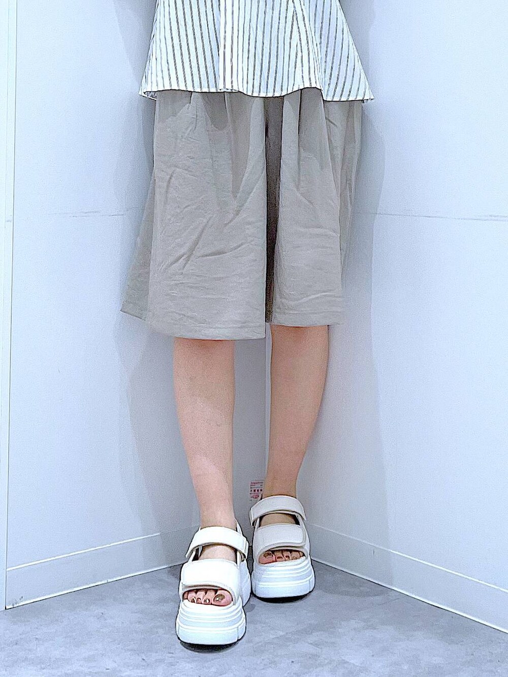 ホワイト系のサンダル、ベージュ系のその他パンツ、ホワイト系のハンドバッグを着用したレディースの夏コーディネートの8枚目の写真