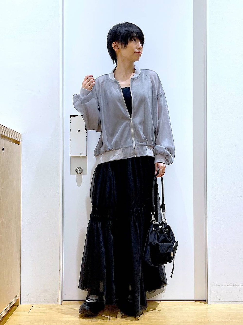 「リラックス、若見え、ゆったり、休日コーデ、骨格ウェーブ、LAKOLE、春アウター、春コーデ、カジュアルコーデ、スカート、楽ちんコーデ、シンプルコーデ、巾着バッグ、ショルダーバッグ、スニーカー」｜「LAKOLEのベルトコードスニーカー / 286524（スニーカー、ブラック系）」を使った、あおき@LAKOLE海老名さん（レディース・156cm）の春コーディネートの2枚目の写真