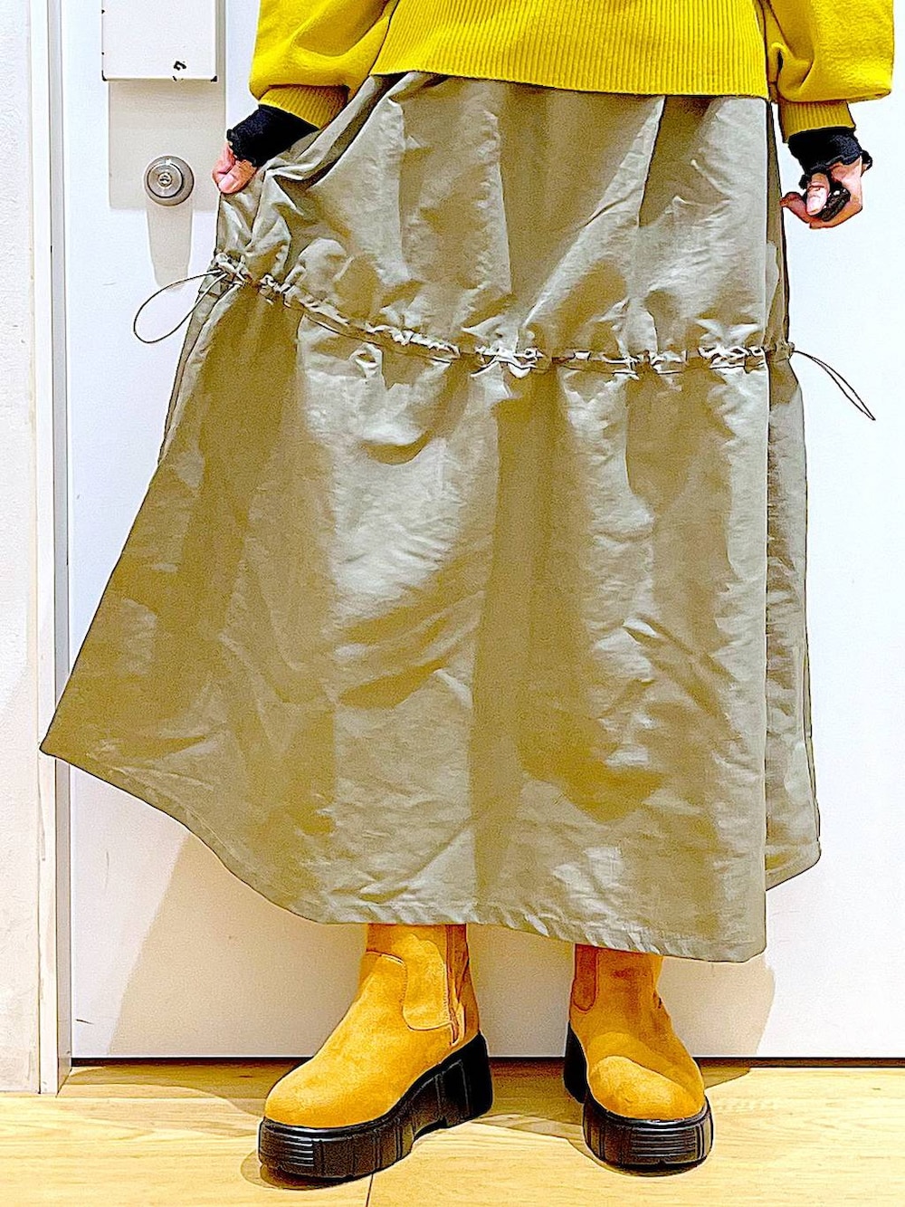 ブラック系のTシャツ/カットソー、その他のショルダーバッグ、ベージュ系のブーツを着用したレディースの冬コーディネートの8枚目の写真