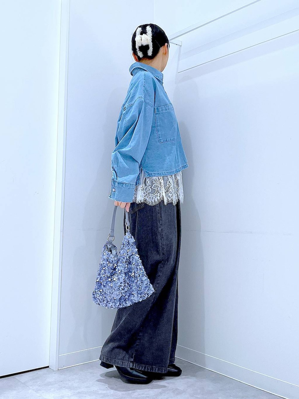 ブラック系のブーツ、ブルー系のシャツ/ブラウス、ブルー系のショルダーバッグを着用したレディースの春コーディネートの4枚目の写真