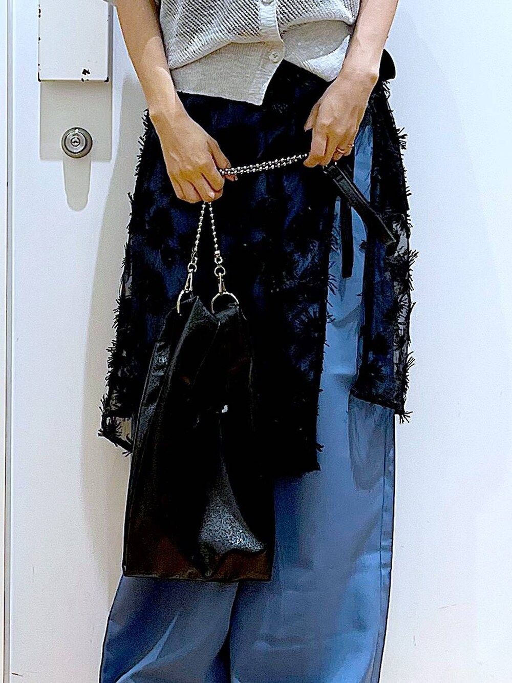 ブラック系のショルダーバッグ、グレー系のカーディガン/ボレロ、ブルー系のその他パンツを着用したレディースの夏コーディネートの9枚目の写真