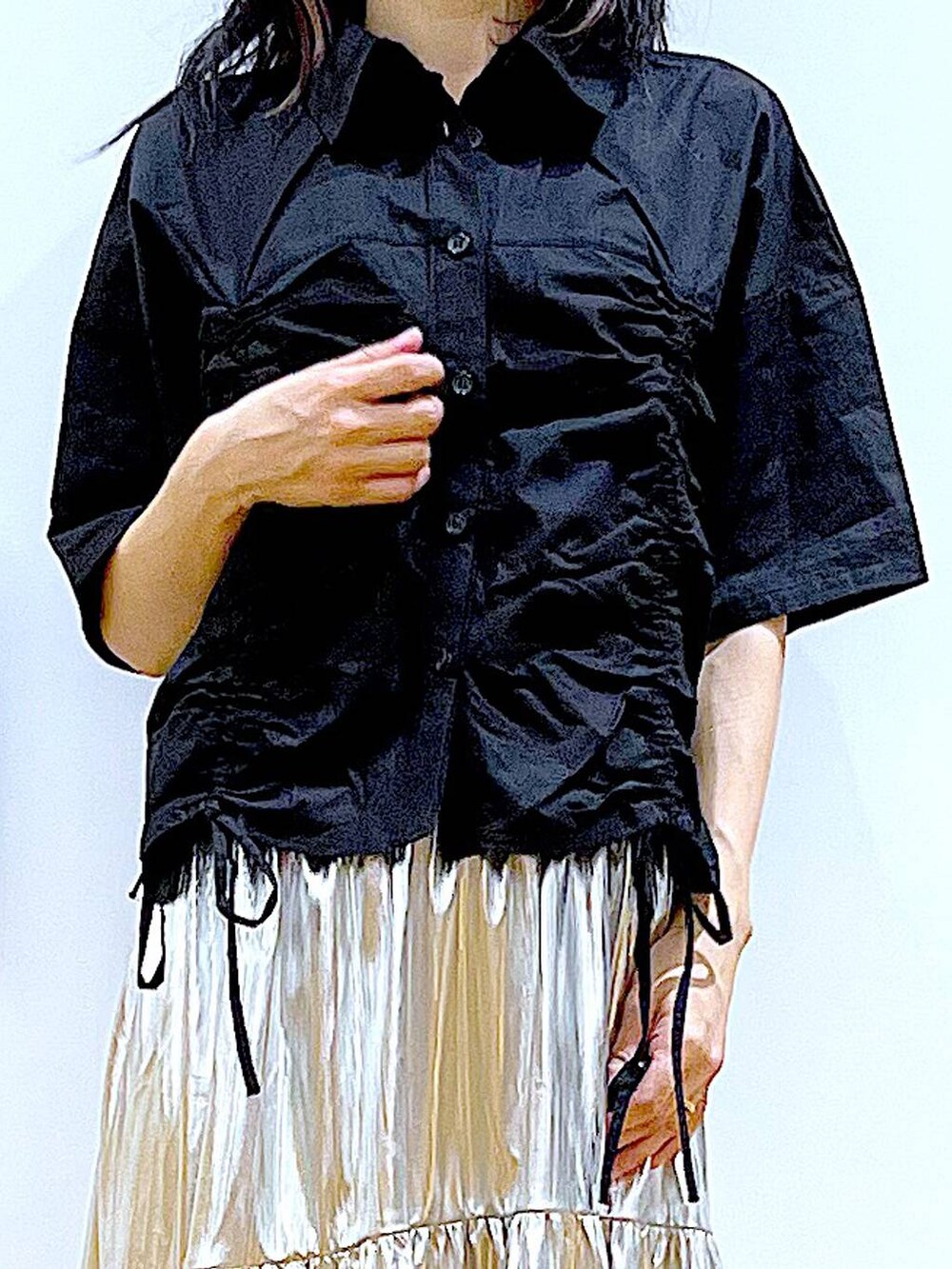 ブラック系のサンダル、グレー系のシャツ/ブラウス、グレー系のトートバッグを着用したレディースの夏コーディネートの7枚目の写真