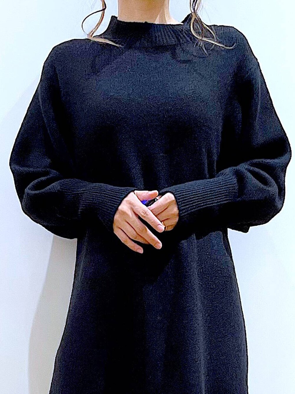 ブラック系のブーツ、ブラック系のワンピース、その他のポーチを着用したレディースの冬コーディネートの7枚目の写真