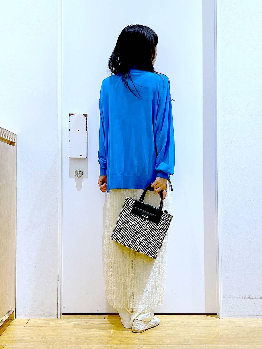 ホワイト系のその他パンツ、ブルー系のカーディガン/ボレロ、ホワイト系のパンプスを着用したレディースの春コーディネートの5枚目の写真