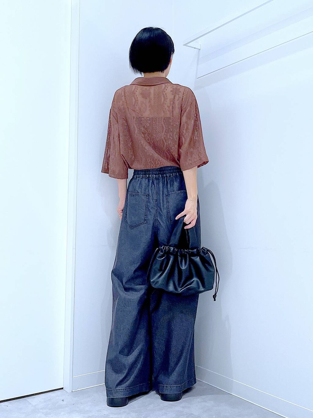 ブラウン系のシャツ/ブラウス、ブラック系のショルダーバッグ、ブラック系のデニムパンツを着用したレディースの夏コーディネートの5枚目の写真