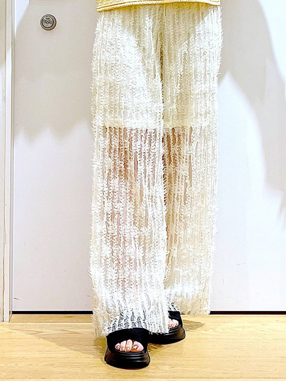 ブラック系のサンダル、ブラック系のショルダーバッグ、ホワイト系のその他パンツを着用したレディースの春コーディネートの8枚目の写真