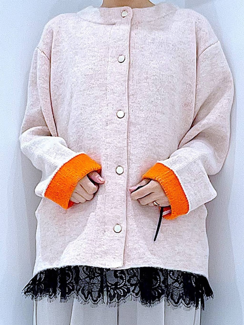 ブラック系のボストンバッグ、グレー系のその他パンツ、ブラック系のタンクトップを着用したレディースの秋コーディネートの7枚目の写真