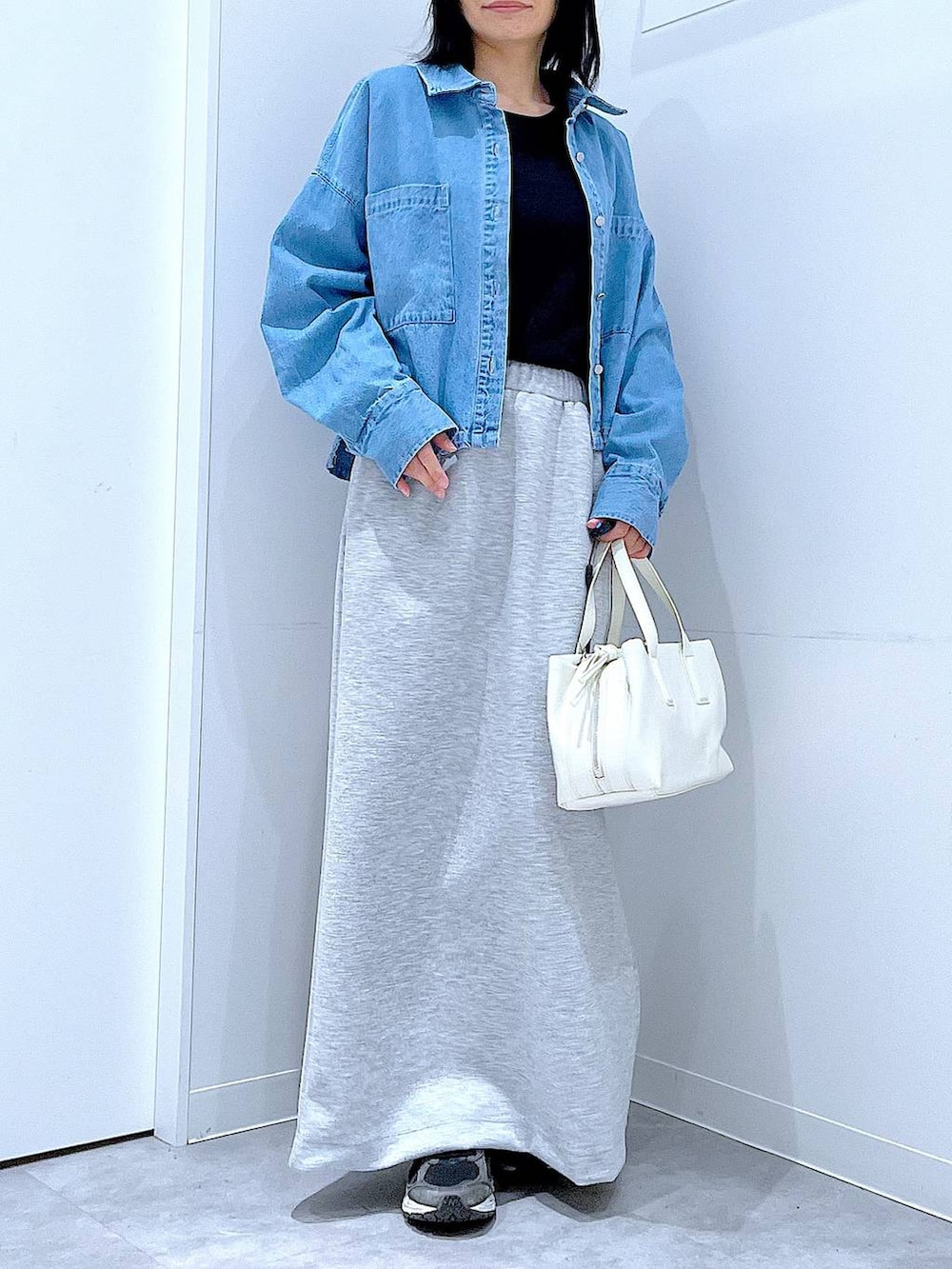 ブラック系のTシャツ/カットソー、ホワイト系のボストンバッグ、ブルー系のシャツ/ブラウスを着用したレディースの春コーディネートの6枚目の写真