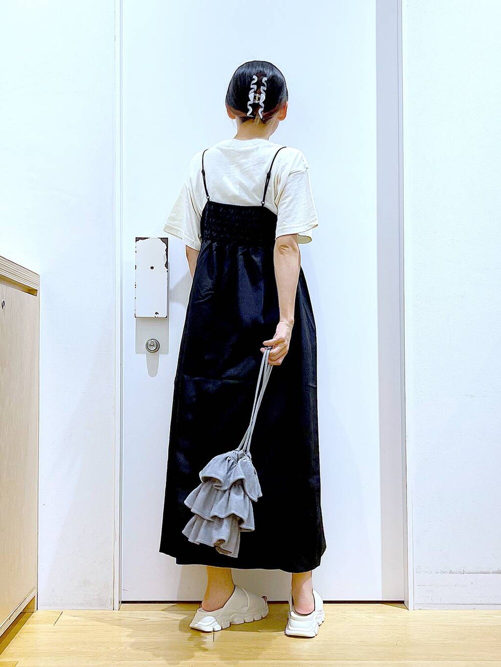 ホワイト系のサンダル、ベージュ系のTシャツ/カットソー、ブラック系のワンピースを着用したレディースの夏コーディネートの5枚目の写真