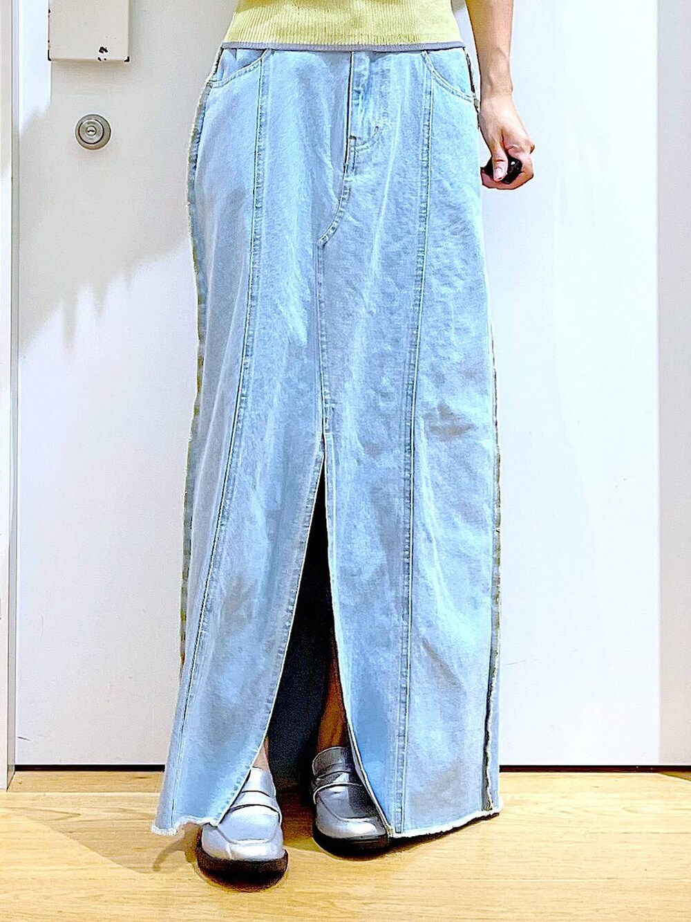 ベージュ系のトートバッグ、シルバー系のローファー、イエロー系のニット/セーターを着用したレディースの秋コーディネートの8枚目の写真