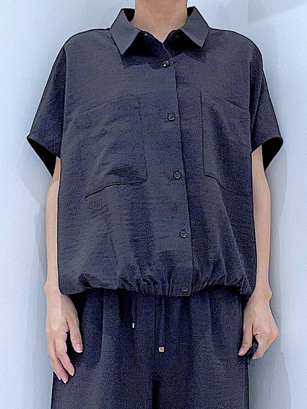 グレー系のその他パンツ、ブラック系のスニーカー、グレー系のシャツ/ブラウスを着用したレディースの夏コーディネートの7枚目の写真