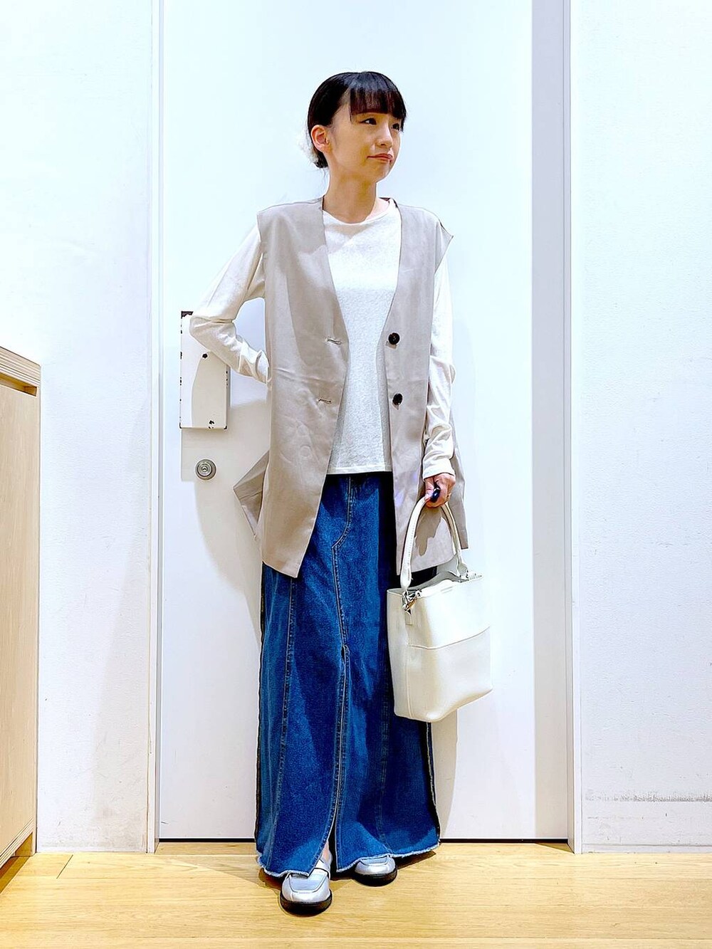 シルバー系のローファー、ホワイト系のショルダーバッグ、ホワイト系のTシャツ/カットソーを着用したレディースの秋コーディネートの2枚目の写真