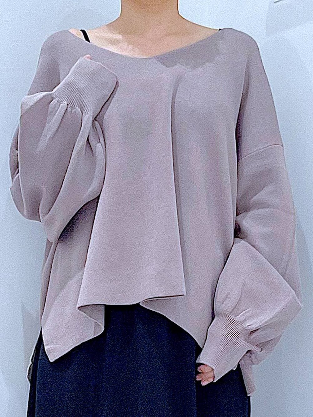 ブラック系のスカート、ブラウン系のニット/セーター、ブラック系のブーツを着用したレディースの秋コーディネートの7枚目の写真