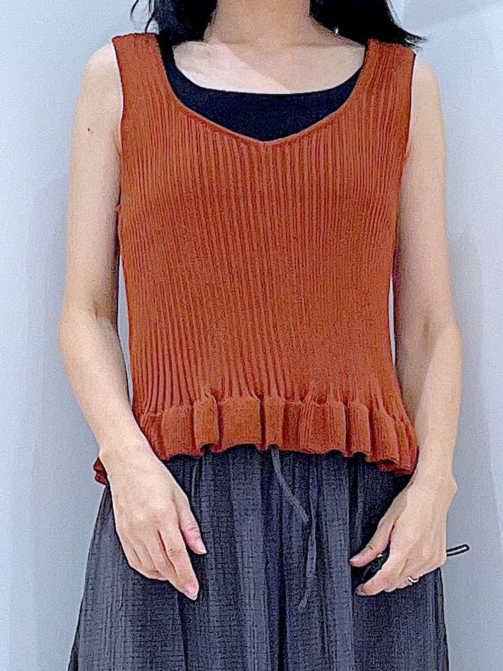 ブラウン系のその他トップス、ホワイト系のハンドバッグ、グレー系のその他パンツを着用したレディースの秋コーディネートの7枚目の写真