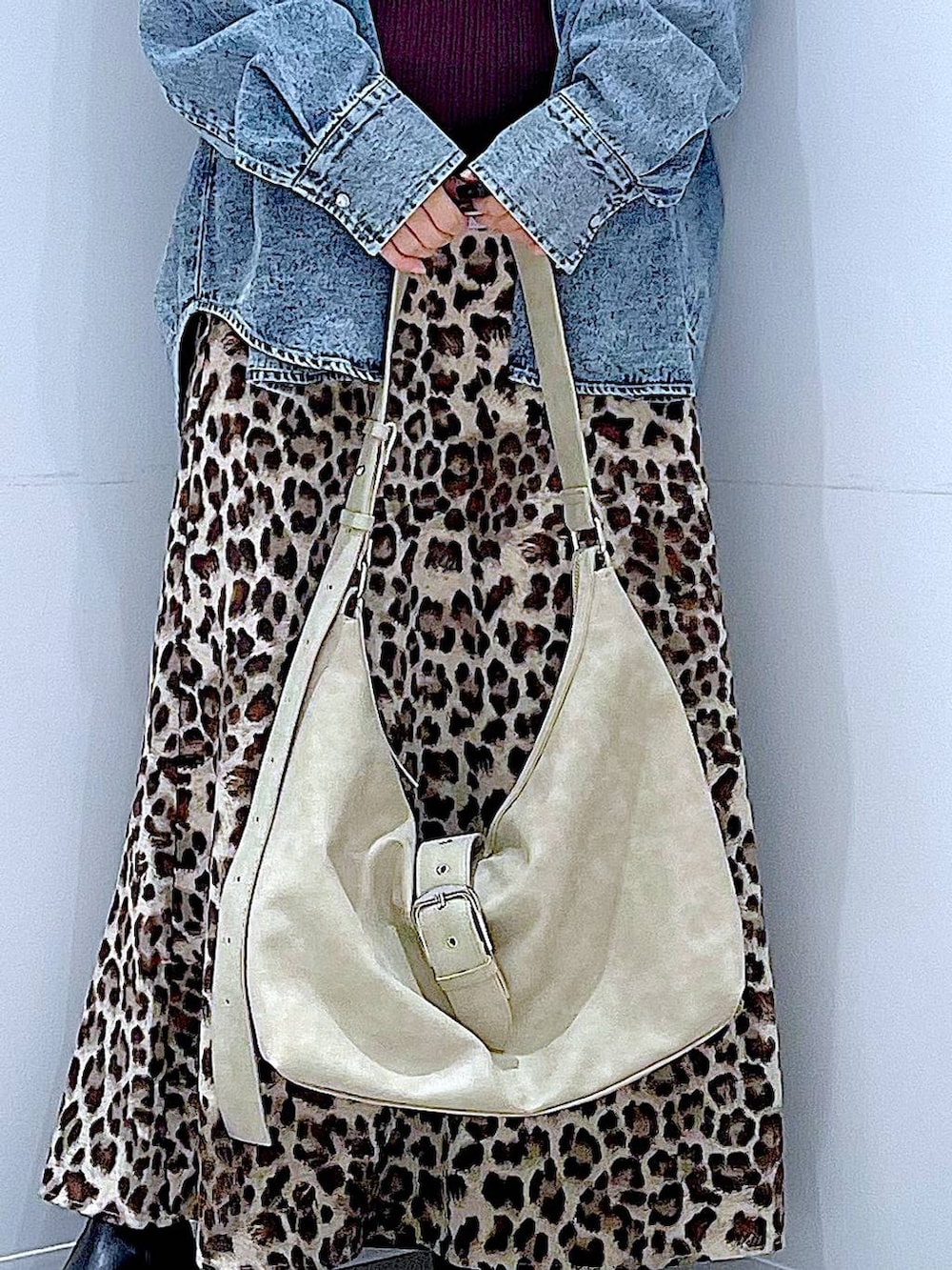 ブルー系のシャツ/ブラウス、ブラウン系のニット/セーター、ブラウン系のスカートを着用したレディースの冬コーディネートの9枚目の写真