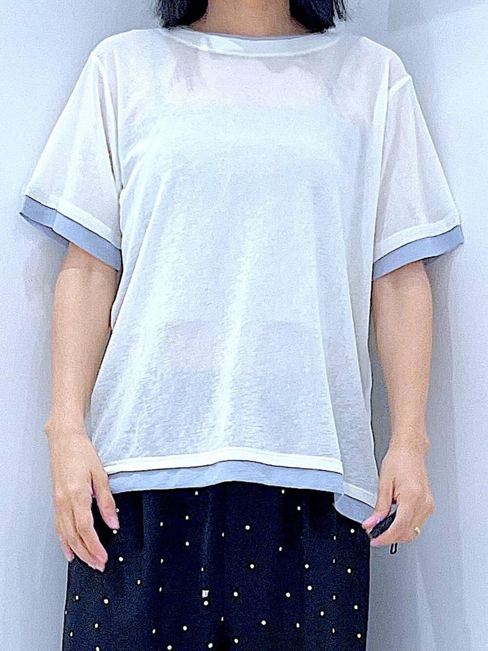 その他のその他パンツ、ホワイト系のトートバッグ、ホワイト系のTシャツ/カットソーを着用したレディースの夏コーディネートの7枚目の写真