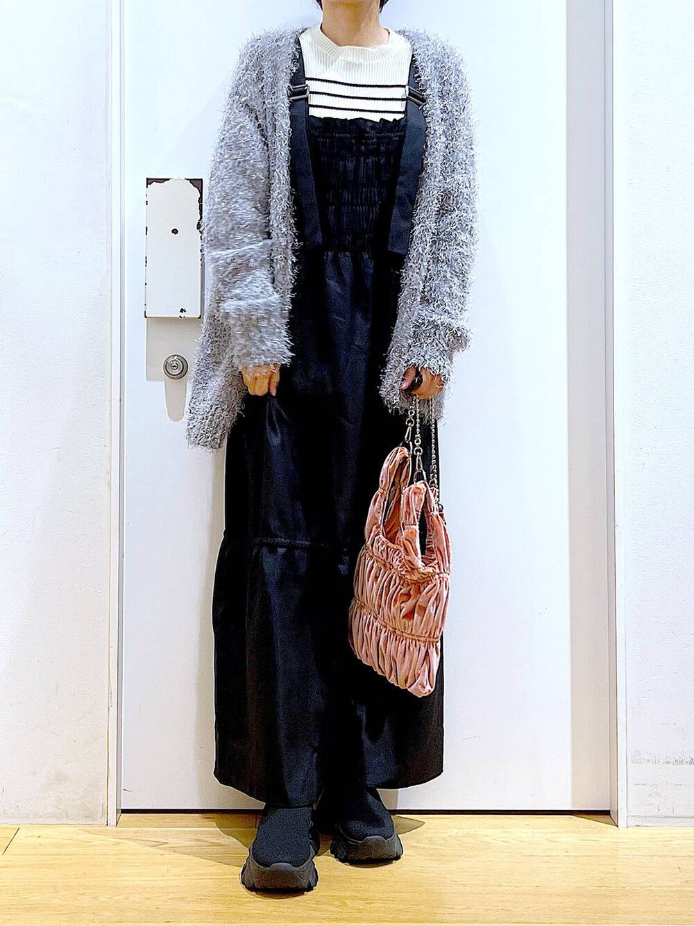 ホワイト系のニット/セーター、ピンク系のショルダーバッグ、グレー系のカーディガン/ボレロを着用したレディースの冬コーディネートの6枚目の写真