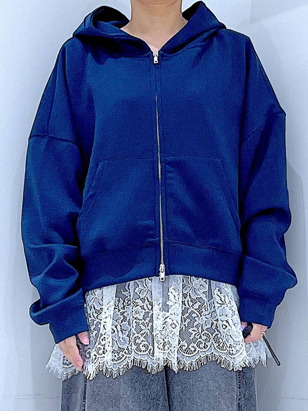 ブラック系のショルダーバッグ、ホワイト系のTシャツ/カットソー、ブラック系のデニムパンツを着用したレディースの春コーディネートの7枚目の写真