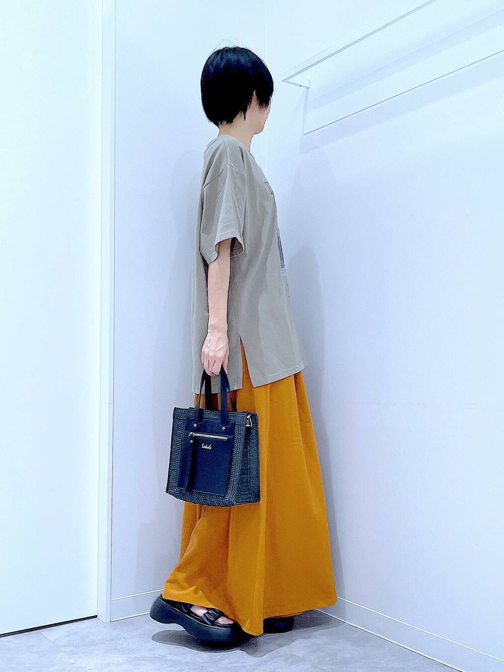 ブラック系のショルダーバッグ、ブラック系のサンダル、ブラウン系のその他パンツを着用したレディースの夏コーディネートの4枚目の写真