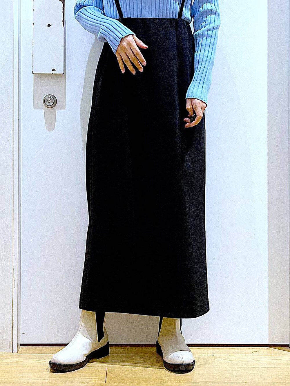 ブルー系のカーディガン/ボレロ、ベージュ系のブーツ、その他のショルダーバッグを着用したレディースの春コーディネートの8枚目の写真