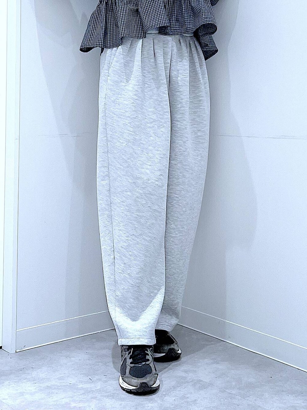 ブラック系のショルダーバッグ、グレー系のバレッタ/ヘアクリップを着用したレディースの春コーディネートの8枚目の写真