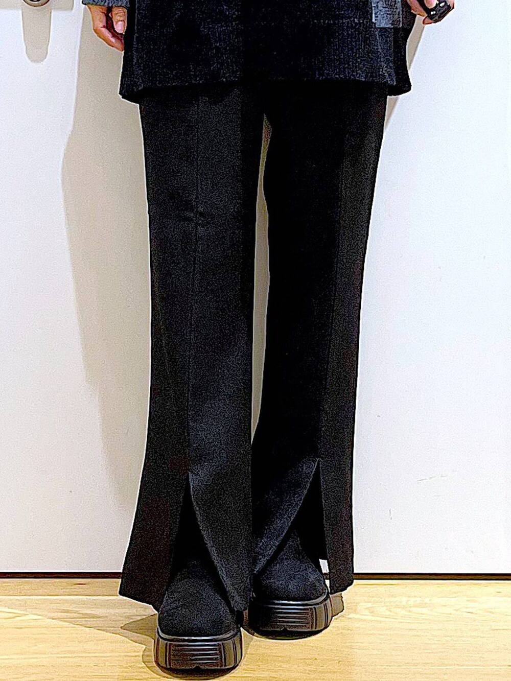 グレー系のニット/セーター、ブラック系のブーツ、ブラック系のその他パンツを着用したレディースの冬コーディネートの8枚目の写真