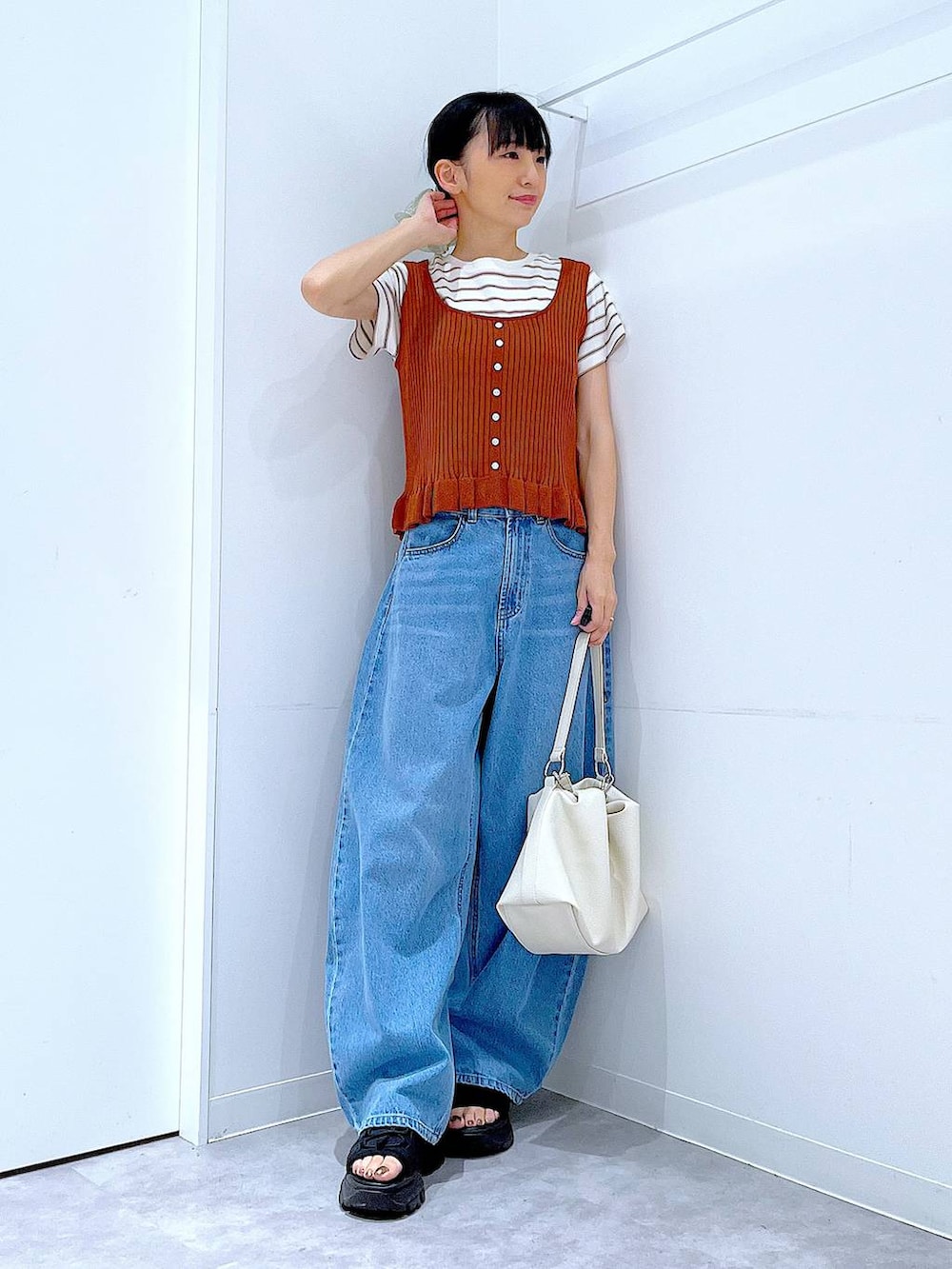 ブラウン系のその他トップス、ベージュ系のTシャツ/カットソー、ブルー系のデニムパンツを着用したレディースの夏コーディネートの2枚目の写真