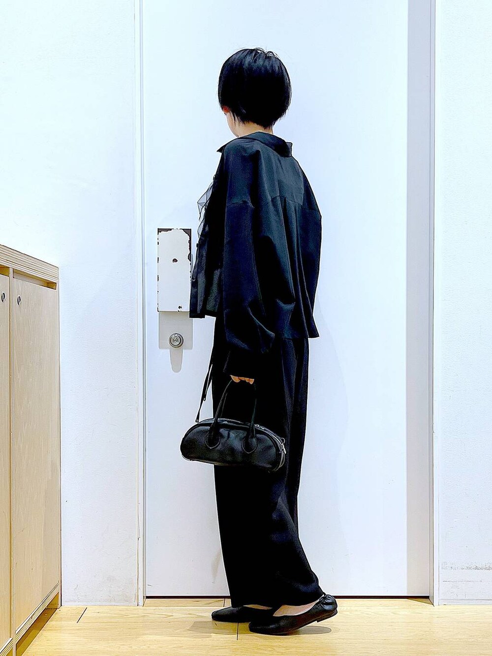 ブラック系のボストンバッグ、ブラック系のその他パンツ、ブラック系のパンプスを着用したレディースの春コーディネートの3枚目の写真