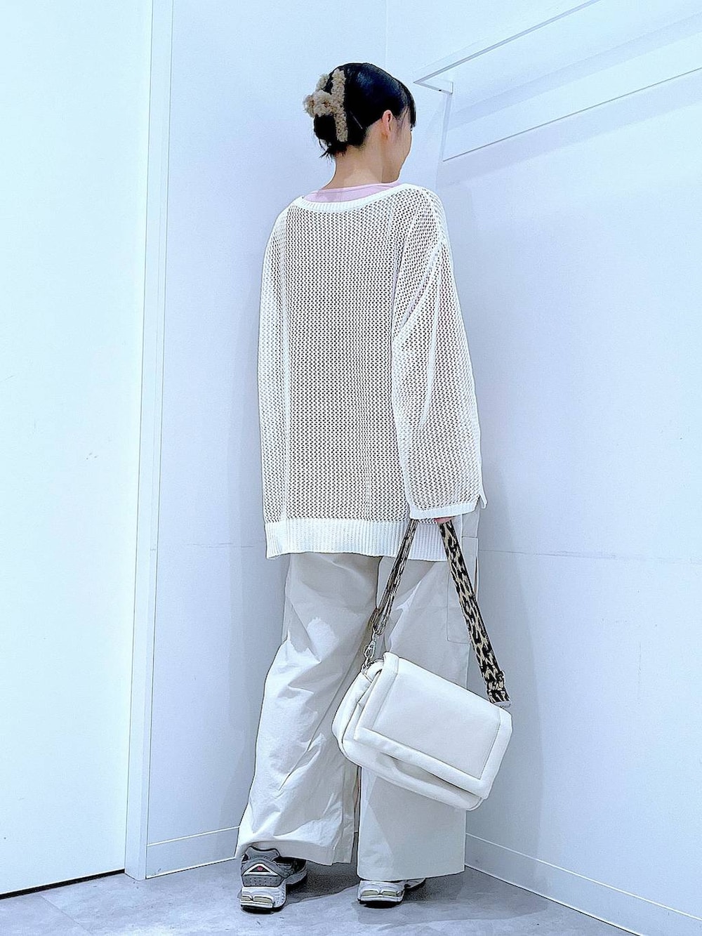 ピンク系のTシャツ/カットソー、ホワイト系のショルダーバッグ、ホワイト系のニット/セーターを着用したレディースの春コーディネートの5枚目の写真