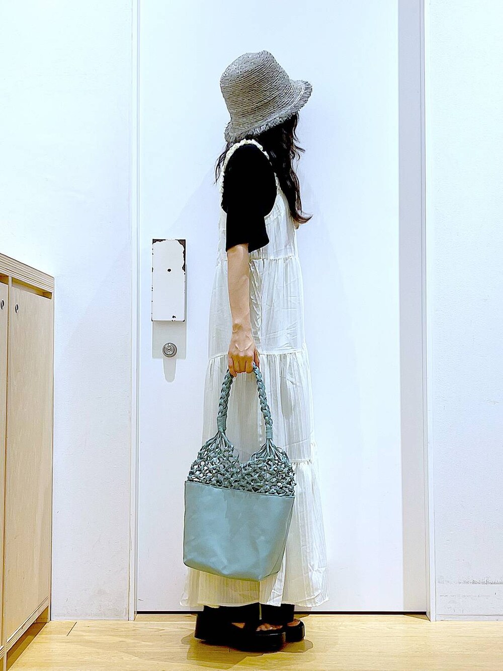 ブラック系のその他パンツ、ブラック系のTシャツ/カットソー、ブラック系のサンダルを着用したレディースの夏コーディネートの3枚目の写真