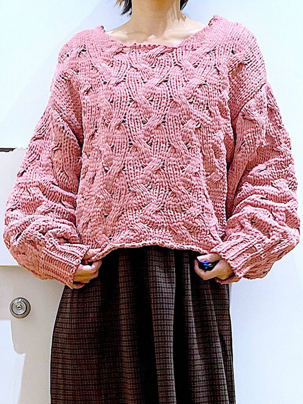 ブラック系のブーツ、ブラウン系のショルダーバッグ、ピンク系のニット/セーターを着用したレディースの冬コーディネートの7枚目の写真