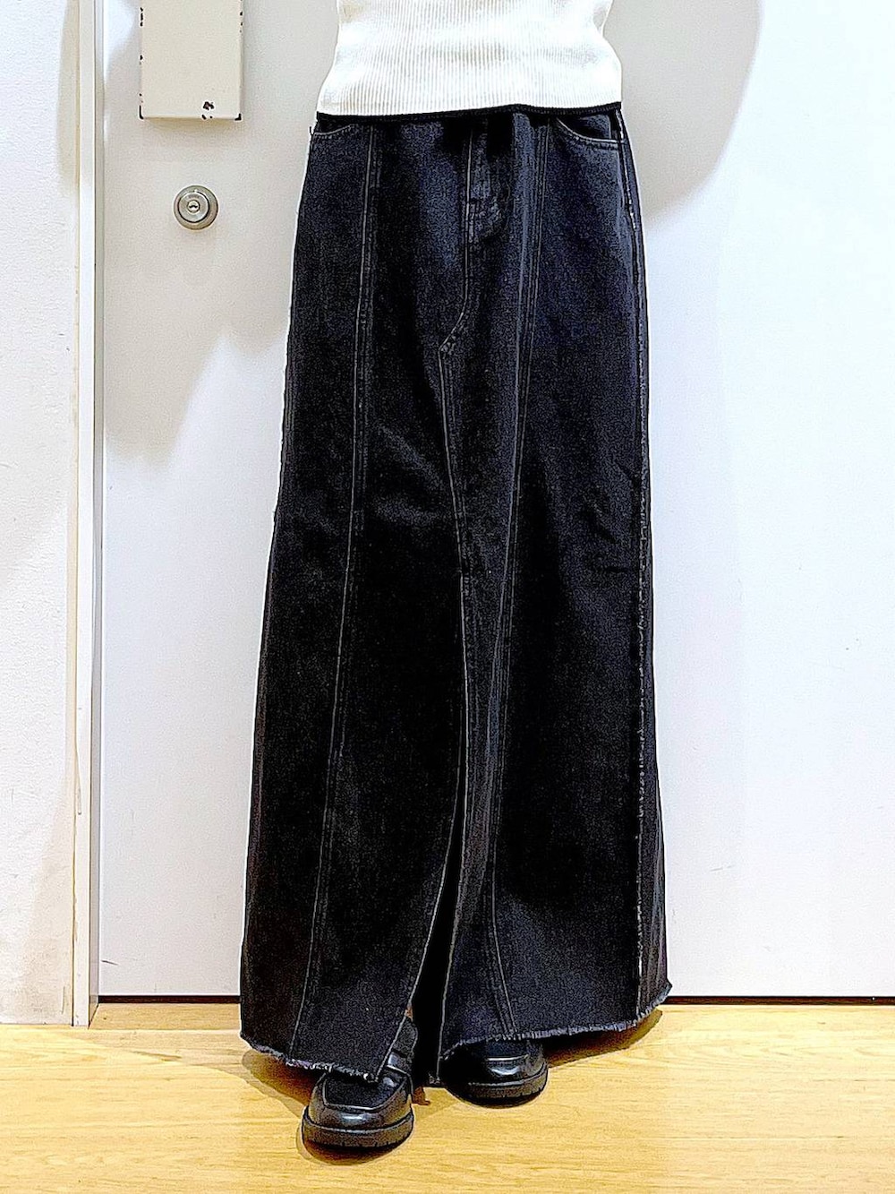 ホワイト系のハンドバッグ、ブラック系のローファー、ホワイト系のニット/セーターを着用したレディースの秋コーディネートの8枚目の写真