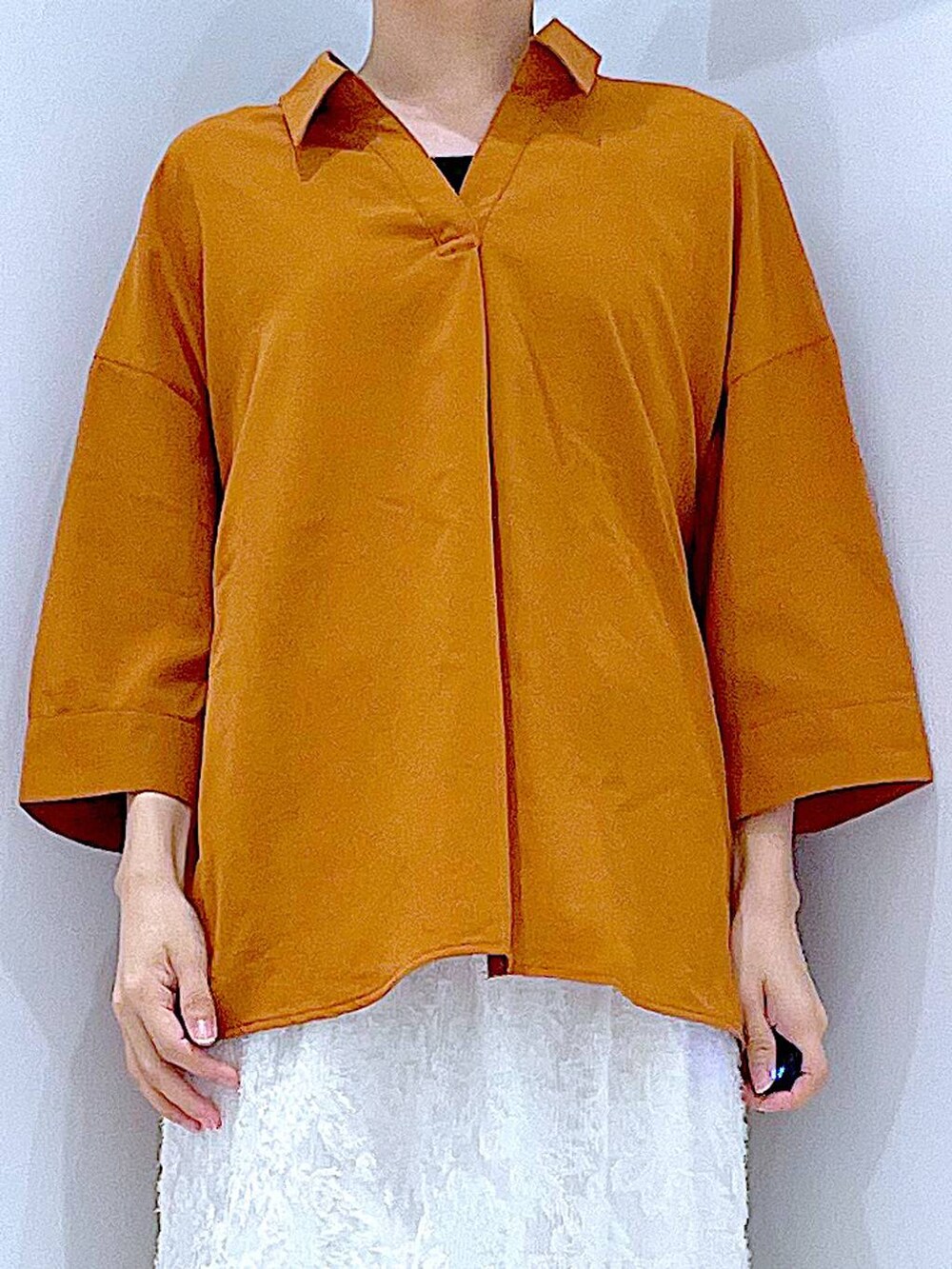 ブラック系のショルダーバッグ、ホワイト系のサンダル、ホワイト系のスカートを着用したレディースの夏コーディネートの7枚目の写真