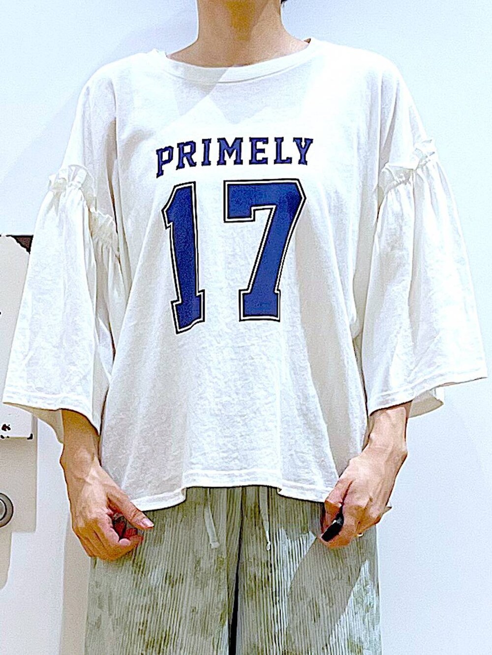 シルバー系のパンプス、その他のショルダーバッグ、グリーン系のその他パンツを着用したレディースの春コーディネートの7枚目の写真