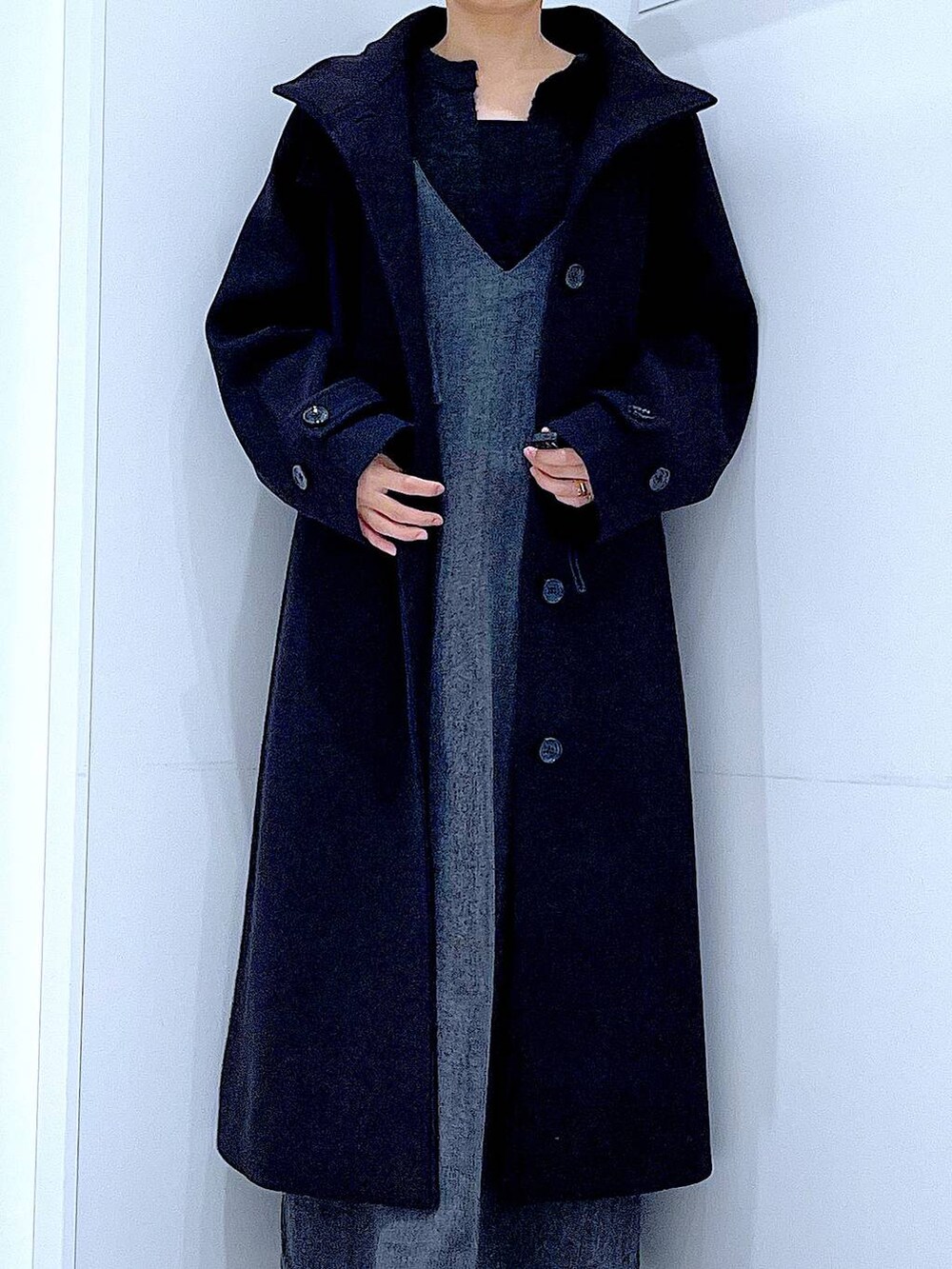 ブラック系のその他アウター、ブラック系のブーツ、ブラック系のニット/セーターを着用したレディースの冬コーディネートの7枚目の写真