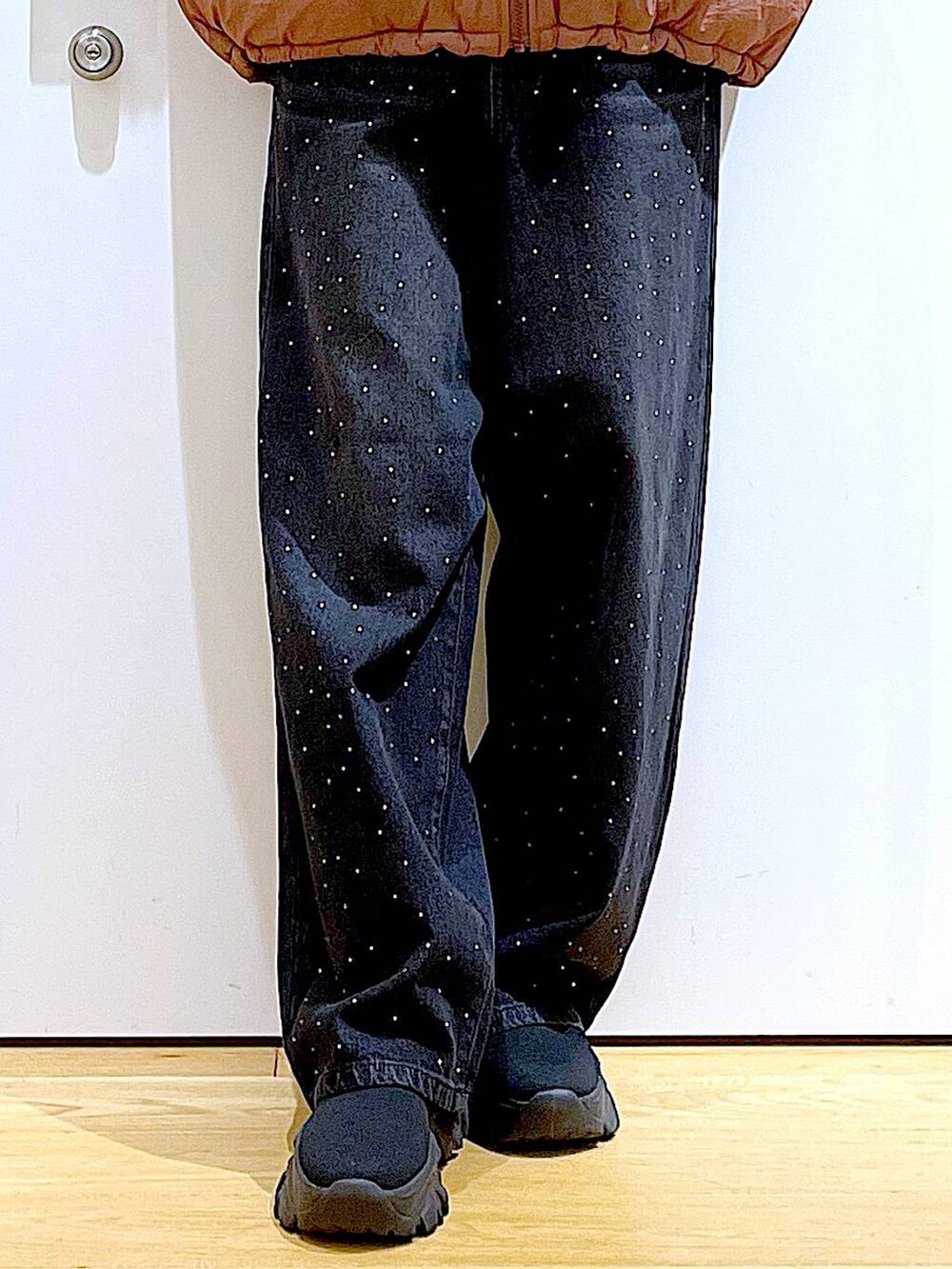 ブラウン系のベスト、ブラック系のトートバッグ、ブラック系のTシャツ/カットソーを着用したレディースの秋コーディネートの8枚目の写真