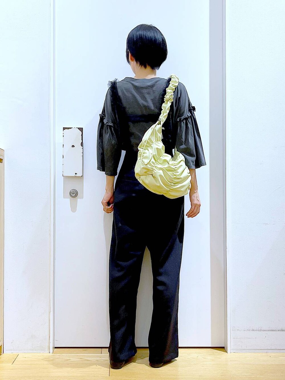 「LAKOLE、リラックス、若見え、ゆったり、休日コーデ、骨格ウェーブ、Tシャツ、サロペット、カジュアルコーデ、春コーデ、春夏コーデ、パンプス、フラットシューズ、おでかけ、ショルダーバッグ」｜「LAKOLEの【卒入式／オケージョンにも】スクエアギャザーフラットパンプス / 286480（パンプス、ブラック系）」を使った、あおき@LAKOLE海老名さん（レディース・156cm）の春コーディネートの5枚目の写真