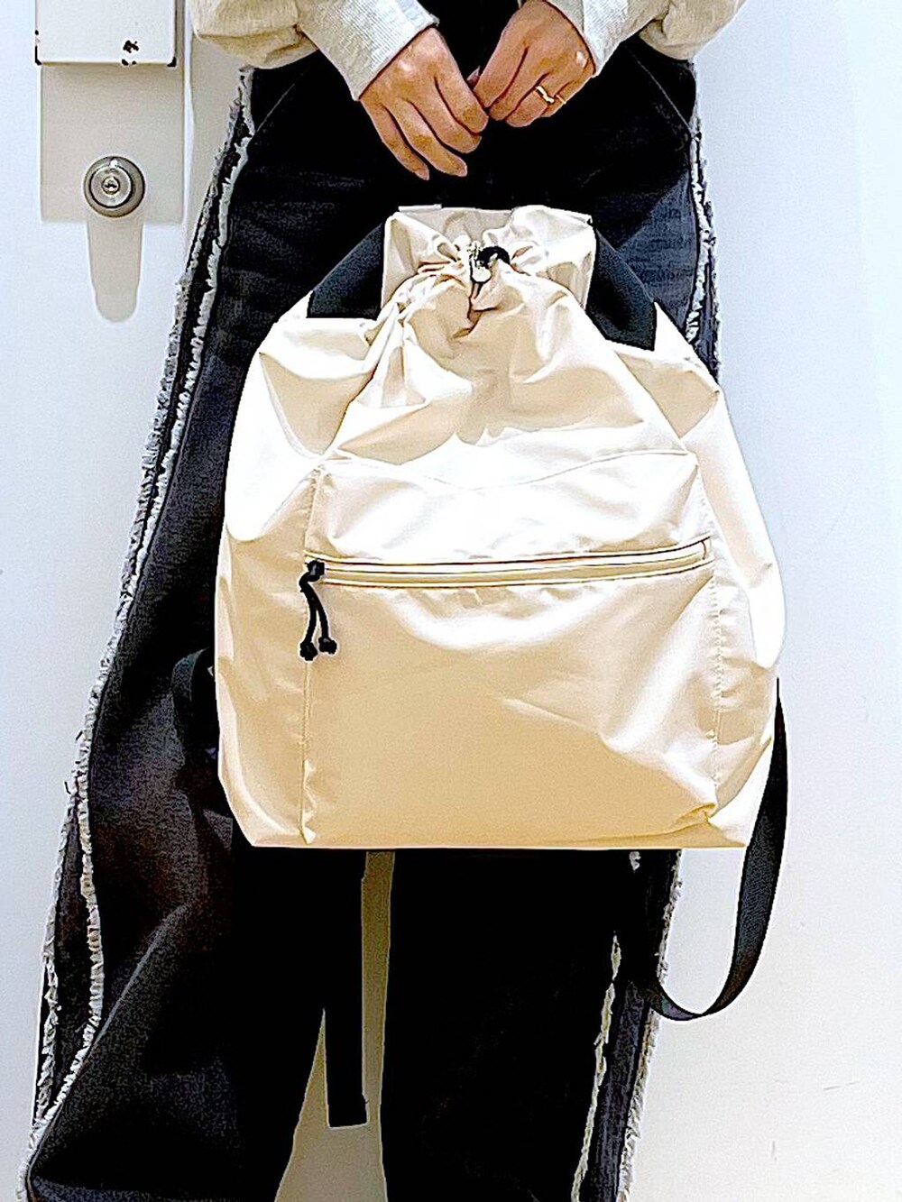「リラックス、若見え、ゆったり、休日コーデ、骨格ウェーブ、LAKOLE、デニムパンツ、スウェット、カジュアルコーデ、シンプルコーデ、春コーデ、ワンマイル、キャップ、ブーツ、リュック・バッグ」｜「LAKOLEのニットスニーカーソールブーツ / 140064（ブーツ、ブラック系）」を使った、あおき@LAKOLE海老名さん（レディース・156cm）の冬コーディネートの9枚目の写真