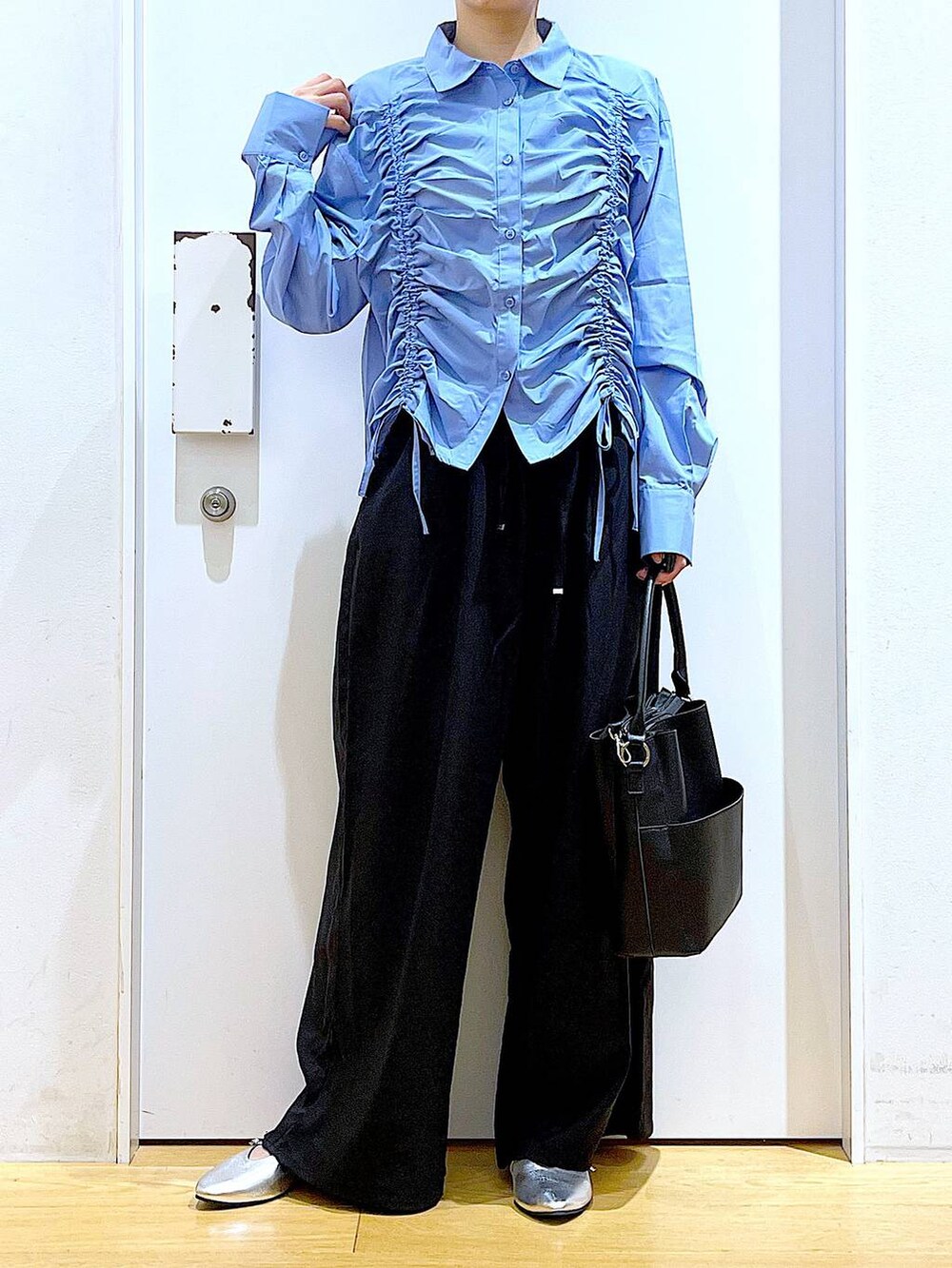 シルバー系のパンプス、ブラック系のショルダーバッグ、ブラック系のその他パンツを着用したレディースの秋コーディネートの6枚目の写真