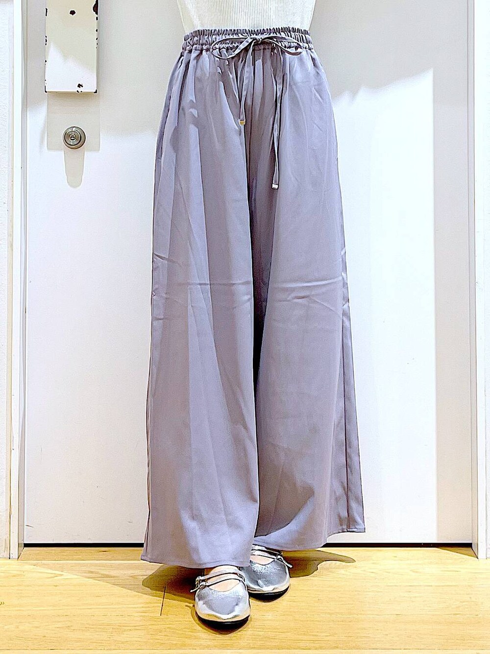 ホワイト系のハンドバッグ、グレー系のその他パンツ、シルバー系のパンプスを着用したレディースの秋コーディネートの8枚目の写真