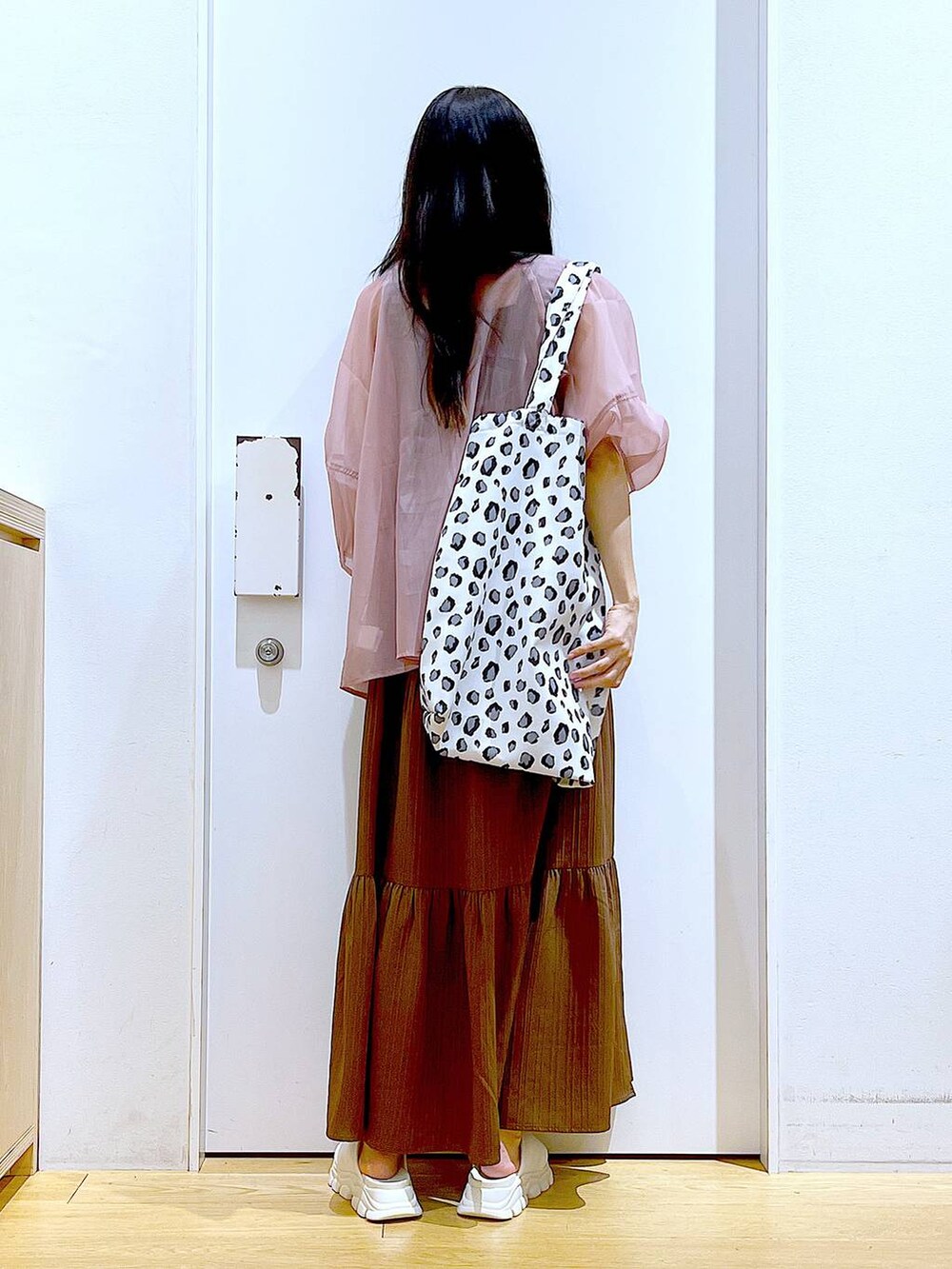 ホワイト系のサンダル、ベージュ系のワンピース、ホワイト系のトートバッグを着用したレディースの夏コーディネートの5枚目の写真