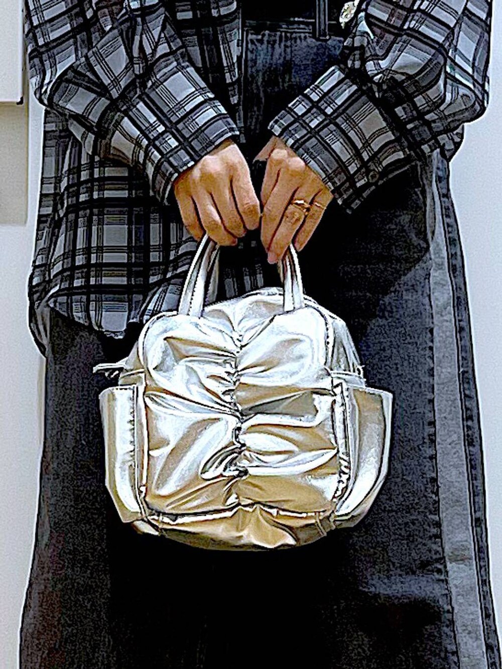 ブラック系のスニーカー、ブラック系のデニムスカート、グレー系のシャツ/ブラウスを着用したレディースの春コーディネートの9枚目の写真