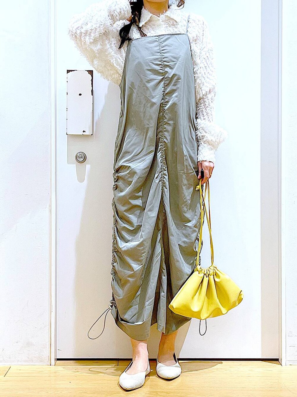 ホワイト系のシャツ/ブラウス、グリーン系のワンピース、イエロー系のショルダーバッグを着用したレディースの春コーディネートの6枚目の写真