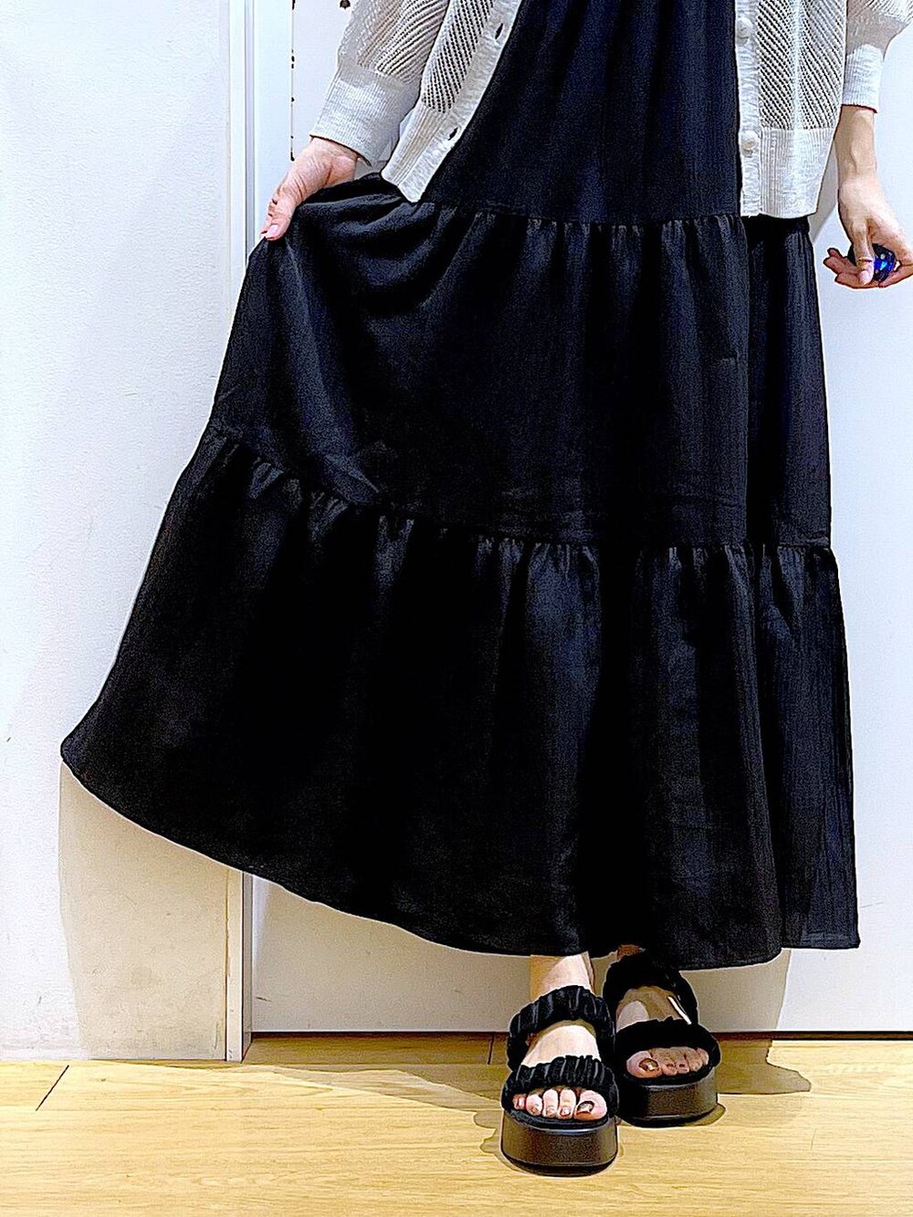 その他のトートバッグ、ブラック系のサンダル、ブラック系のワンピースを着用したレディースの夏コーディネートの8枚目の写真