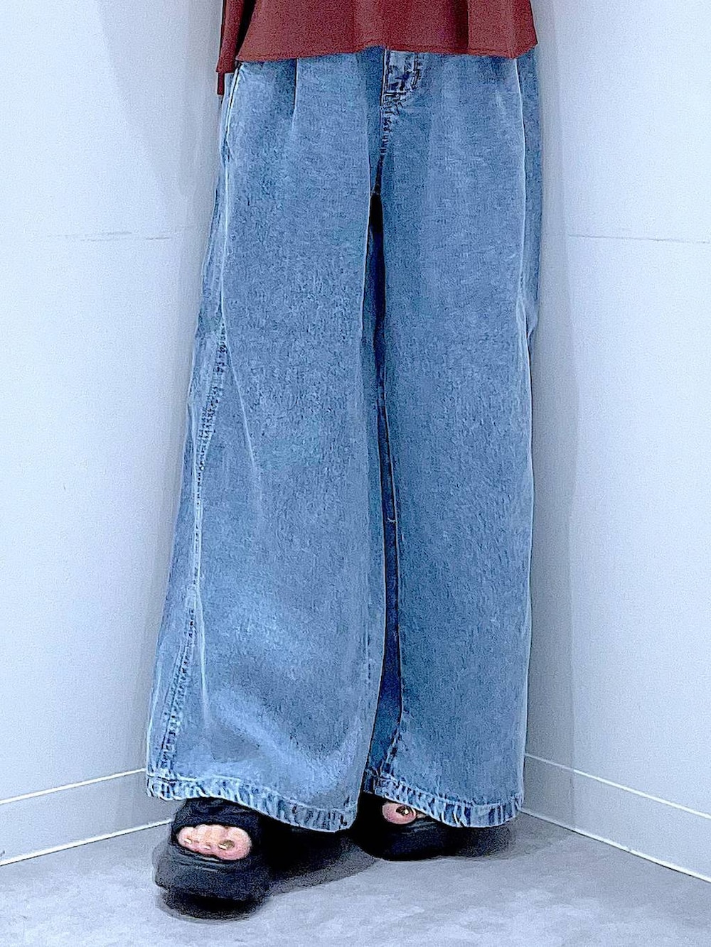 ホワイト系のトートバッグ、ブルー系のデニムパンツ、ブラウン系のシャツ/ブラウスを着用したレディースの夏コーディネートの8枚目の写真