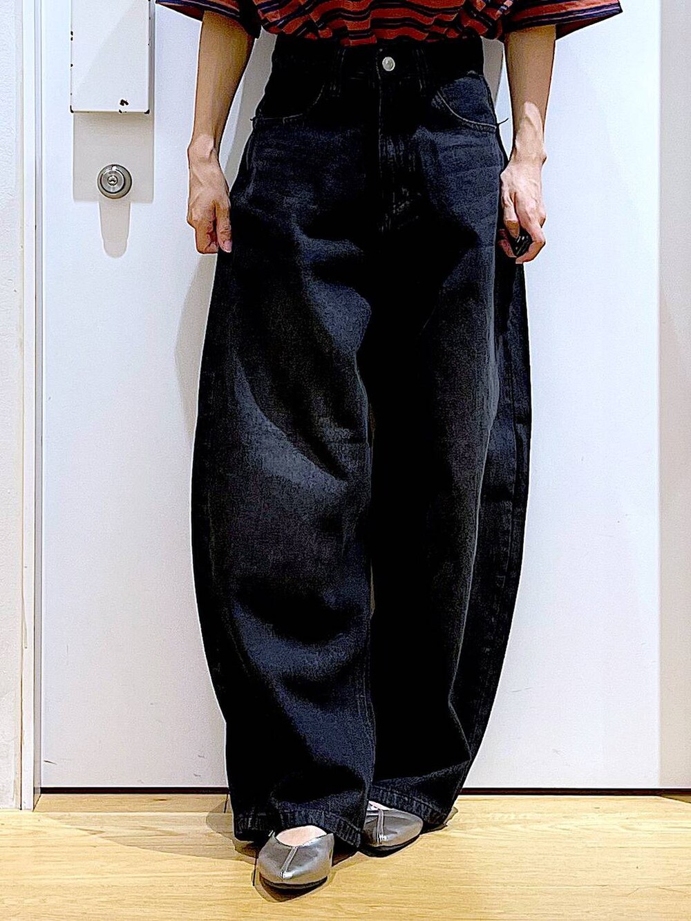 ブラック系のトートバッグ、その他のパンプス、ブラック系のデニムパンツを着用したレディースの夏コーディネートの8枚目の写真