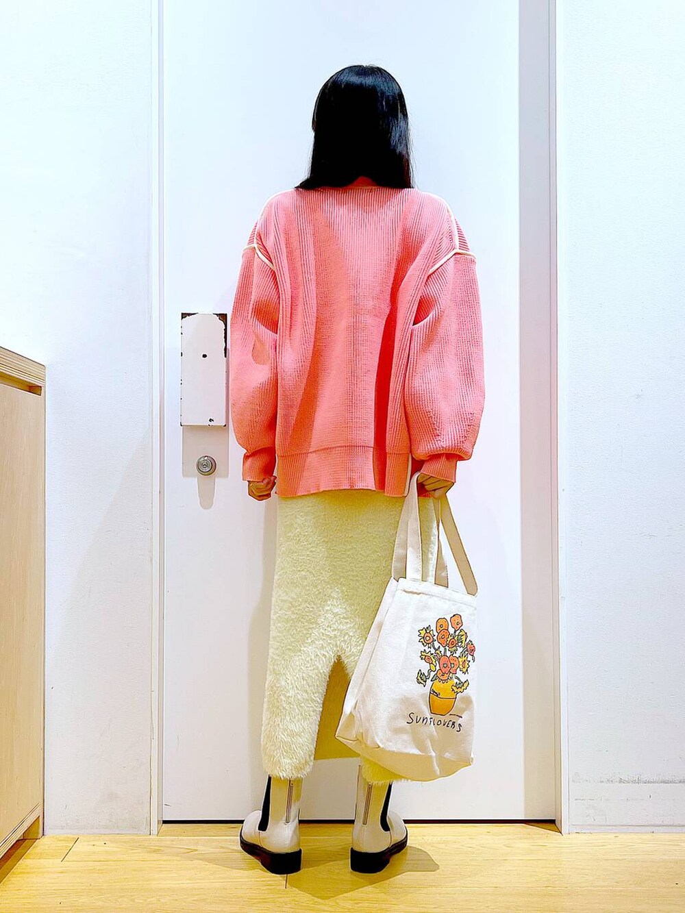 ホワイト系のTシャツ/カットソー、その他のトートバッグ、ベージュ系のブーツを着用したレディースの冬コーディネートの5枚目の写真