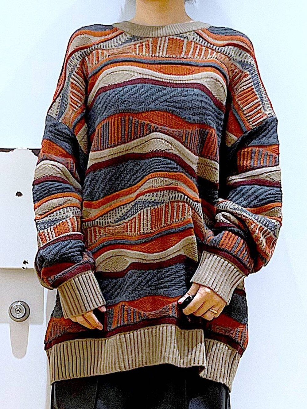 レッド系のショルダーバッグ、ブラック系のブーツ、ブラック系のその他パンツを着用したレディースの冬コーディネートの7枚目の写真